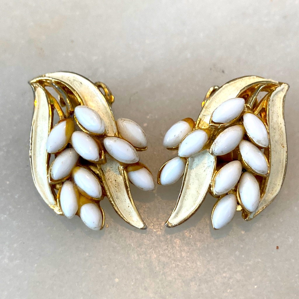 Art Brand White Enamel Vintage ClipOn Earrings Mid Century Ish Beautiful Art Brand White Enamel Vintage ClipOn Earrings Mid Century Ish Beautiful